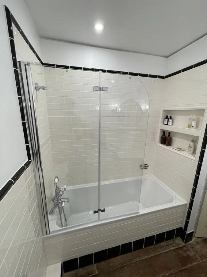 Bath and shower with tiled niches