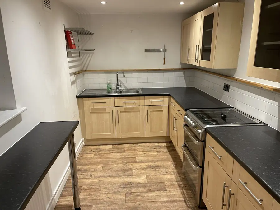 Finished kitchen run with cooker